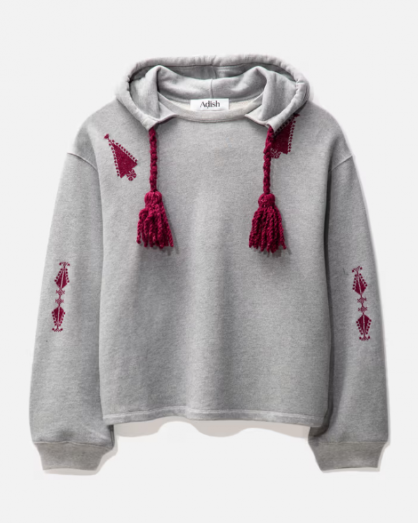 Hoodie dengan aksen tali rumbai di bagian depan